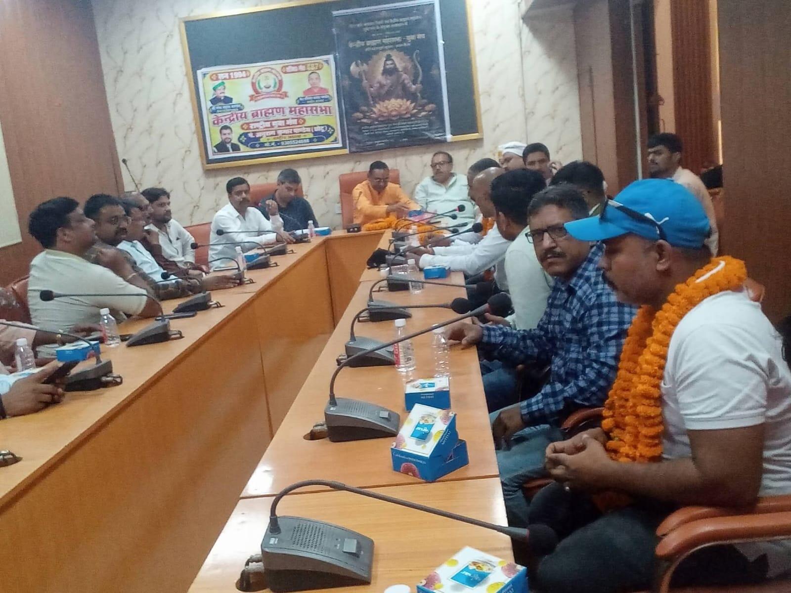 इसके अलावा पंडित पंकज पाठक को राष्ट्रीय महासचिव, एडवोकेट राजन पाण्डेय को प्रदेश उपाध्यक्ष, एडवोकेट वरुण पंडित को प्रदेश महासचिव, एडवोकेट विष्णु स्वरूप त्रिपाठी को प्रदेश उपाध्यक्ष और पंडित प्रवीण मिश्रा को राष्ट्रीय महासचिव बनाया गया है।