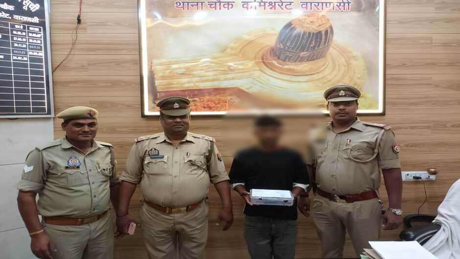 Varanasi News: वाराणसी चौक पुलिस ने अवैध देशी कट्टा एवं जिंदा कारतूस के साथ एक अभियुक्त को किया गिरफ्तार