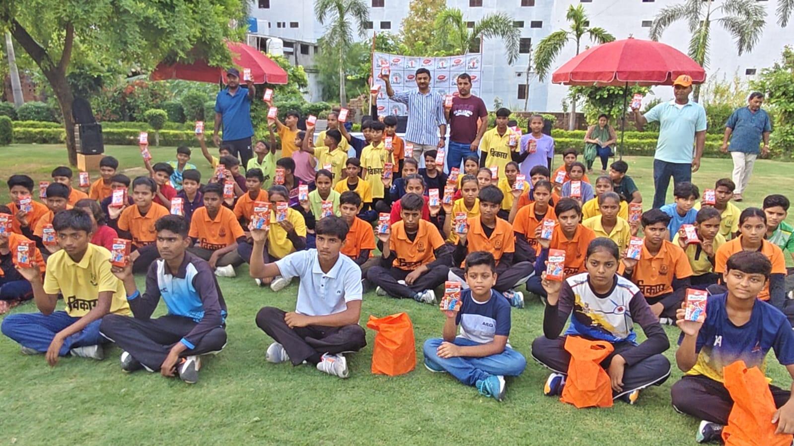 डाबर इंडिया लिमिटेड के हेल्थ सप्लीमेंट्स विभाग के मार्केटिंग हेड अमित गर्ग ने कहा कि युवा एथलीट्स को ऊर्जा एवं स्टैमिना के महत्व के प्रति जागरूक बनाने के उद्देश्य से ‘एनर्जाइज़ इंडिया’ अभियान शुरू किया गया है। उन्होंने कहा कि यह अभियान खिलाड़ियों को अपने खेल में बेहतर प्रदर्शन के लिए प्रेरित करेगा। उनके अनुसार, डाबर ग्लूकोज़ इंस्टेंट एनर्जी प्रदान करता है और शारीरिक गतिविधियों में सक्रिय रहने वाले खिलाड़ियों के लिए एक उपयुक्त विकल्प है।