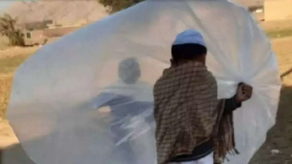LPG in plastic bag: Now there is a shortage of cooking gas houses in poor Pakistan, Panchji dams on the sky, people carrying gas in bags and taking them home