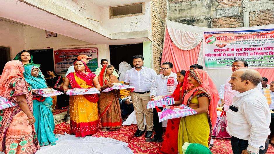Chandauli News: चन्दौली में पीड़ित कल्याण सेवा संस्था उ.प्र द्वारा 142 महिलाओं को किया गया अंगवस्त्र व मिष्ठान वितरण