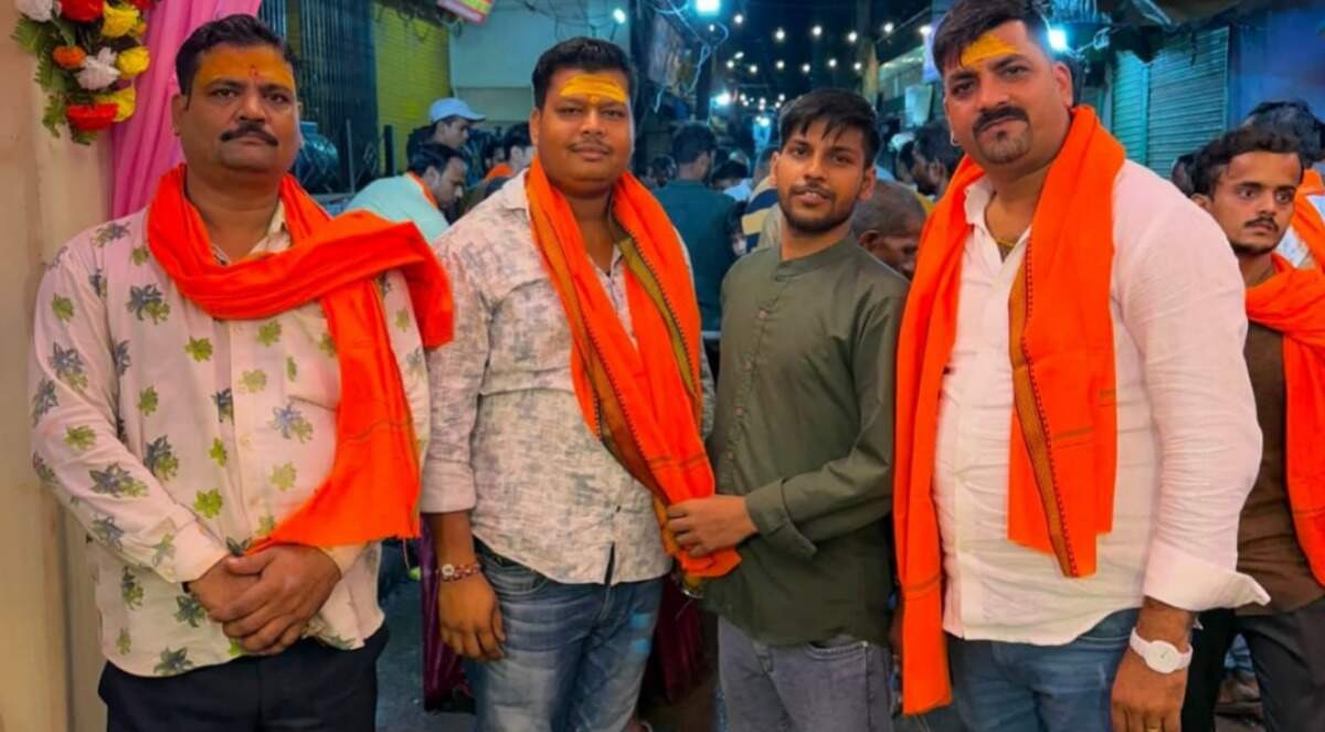 आयोजन में संरक्षक आलोक सिंह, अरुण कसेरा, राधेश्याम कसेरा, विनोद कसेरा, राजवीर कसेरा (काली बाबू), अध्यक्ष राहुल कसेरा, महामंत्री आशीष कसेरा, कोषाध्यक्ष शिवम क्षत्रिय, सुनील कसेरा, उप मंत्री दीपक कसेरा, उपाध्यक्ष अभिषेक कसेरा, रतन कसेरा, मीडिया प्रभारी रोहित कसेरा, आर.डी., आकाश, पवन, करन सहित समाज के सैकड़ों लोग उपस्थित रहे। सभी ने धार्मिक आयोजन को सफल बनाने में सहयोग किया और श्रद्धालुओं को प्रसाद वितरित किया।
