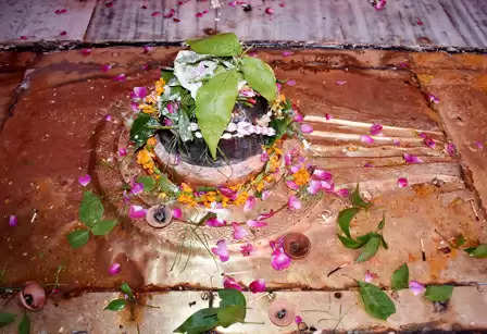 12. घृणेश्वर महादेव मंदिर ,कमच्छा मंदिर के अंदर