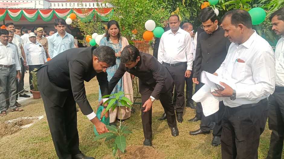 गांधी-शास्त्री जयंती पर डीएम कार्यालय में गूंजा सत्य, अहिंसा और सादगी का संदेश