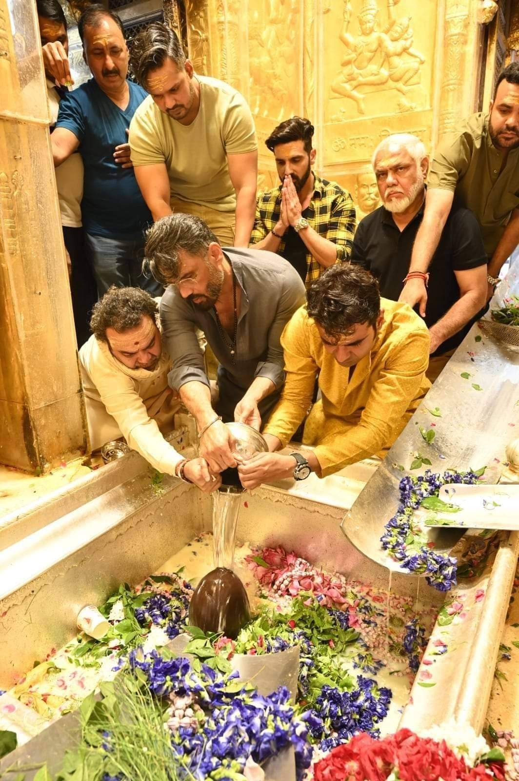 Varanasi News: फ़िल्म अभिनेता सुनील शेट्टी ने बाबा विश्वनाथ का किया दर्शन, कॉरिडोर की भव्यता देख कह दी बड़ी बात