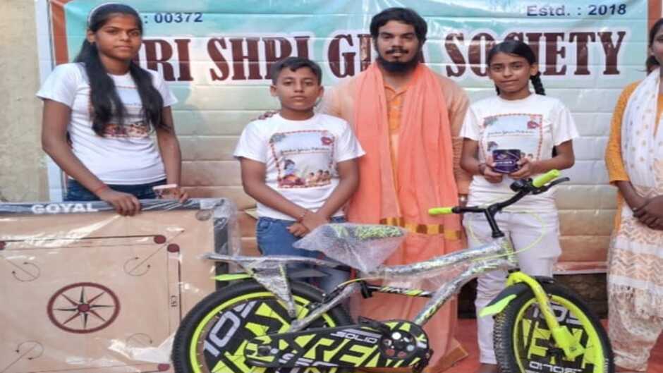 Varanasi News: वाराणसी में श्री श्री गीता सोसाइटी द्वारा श्रीकृष्ण जन्माष्टमी के अवसर पर क्राफ्ट प्रतियोगिता का आयोजन