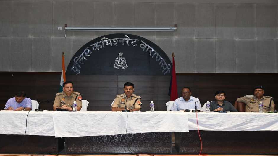Varanasi News in hindi: वाराणसी में अपर पुलिस आयुक्त ने आगामी त्यौहारों के दृष्टिगत यातायात व्यवस्था के संबंध में किया गोष्ठी का आयोजन