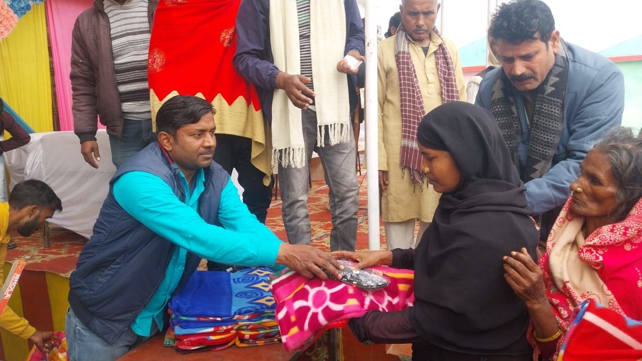 Chandauli News: सैयदराजा में असहायों की मदद को आगे आए समाजसेवी, गरीबों में वितरण किया 1000 कंबल