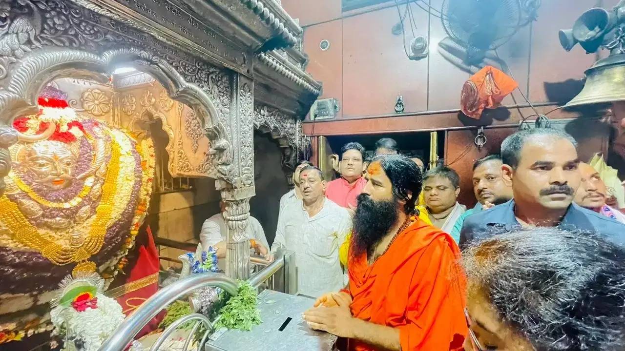 Varanasi News: काशी पहुंचे योग गुरु बाबा रामदेव, बाबा विश्वनाथ का दर्शन के बाद माँ अन्नपूर्णा दरबार में टेका मत्था