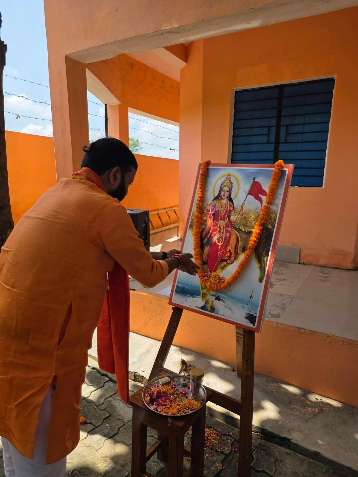जनसेवा से जुड़े कार्यक्रमों में धार्मिक-सामाजिक आयोजनों में उनकी भागीदारी भी सामने आती रही है। वाराणसी में आयोजित विभिन्न आयोजनों में वे मुख्य अतिथि या संगठनात्मक प्रतिनिधि के रूप में शामिल हुए हैं। इन गतिविधियों से उनके सार्वजनिक जीवन का एक ऐसा पक्ष सामने आता है जिसमें संगठनात्मक दायित्वों के साथ सामाजिक कार्यक्रमों में सक्रिय भागीदारी दिखाई देती है।