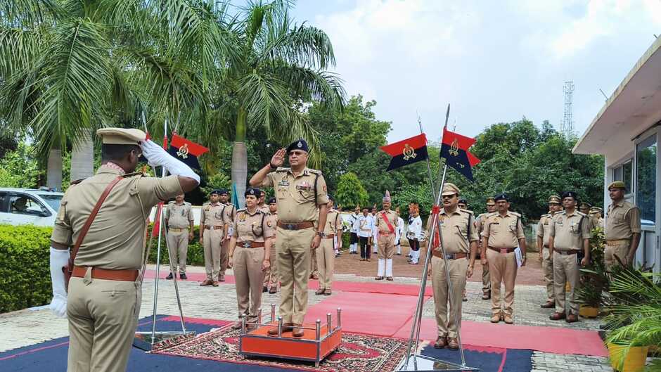 मीरजापुर पहुंचे ADG जोन वाराणसी नवीन अरोड़ा, PAC कैंप से पुलिस कार्यालय तक किया निरीक्षण