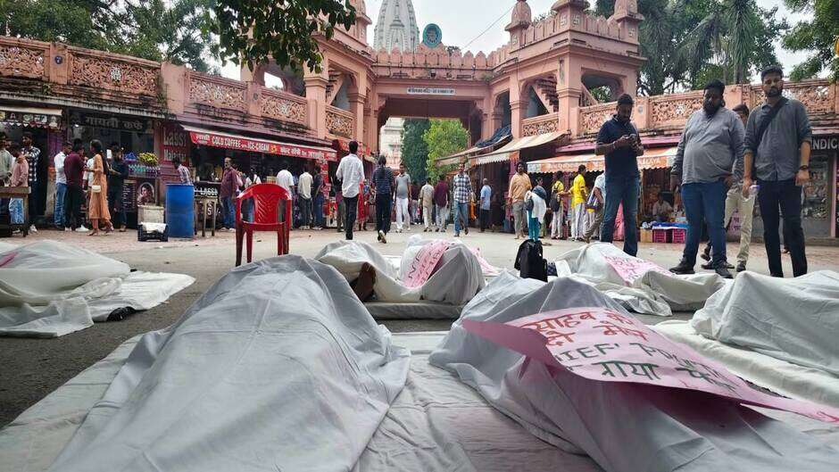 BHU में ABVP का अनोखा प्रदर्शन, विश्वनाथ मंदिर के बाहर &lsquo;मुर्दा&rsquo; बनकर लेटे कार्यकर्ता
