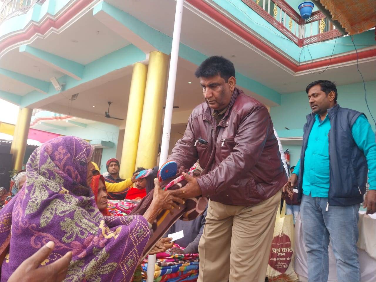 Chandauli News: सैयदराजा में असहायों की मदद को आगे आए समाजसेवी, गरीबों में वितरण किया 1000 कंबल