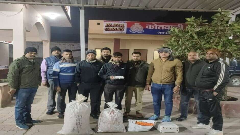 Chandauli News: चन्दौली में भारी मात्रा में अवैध गांजे के साथ एक अभियुक्त गिरफ्तार, लगभग 5 लाख का गाँजा बरामद