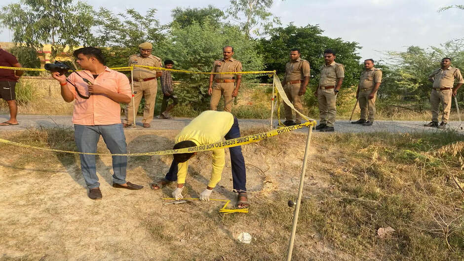 पूर्वांचल में चली ताबड़तोड़ गोलियां, इनामिया बदमाश हुआ घायल, हादसे में पत्नी की भी मौत