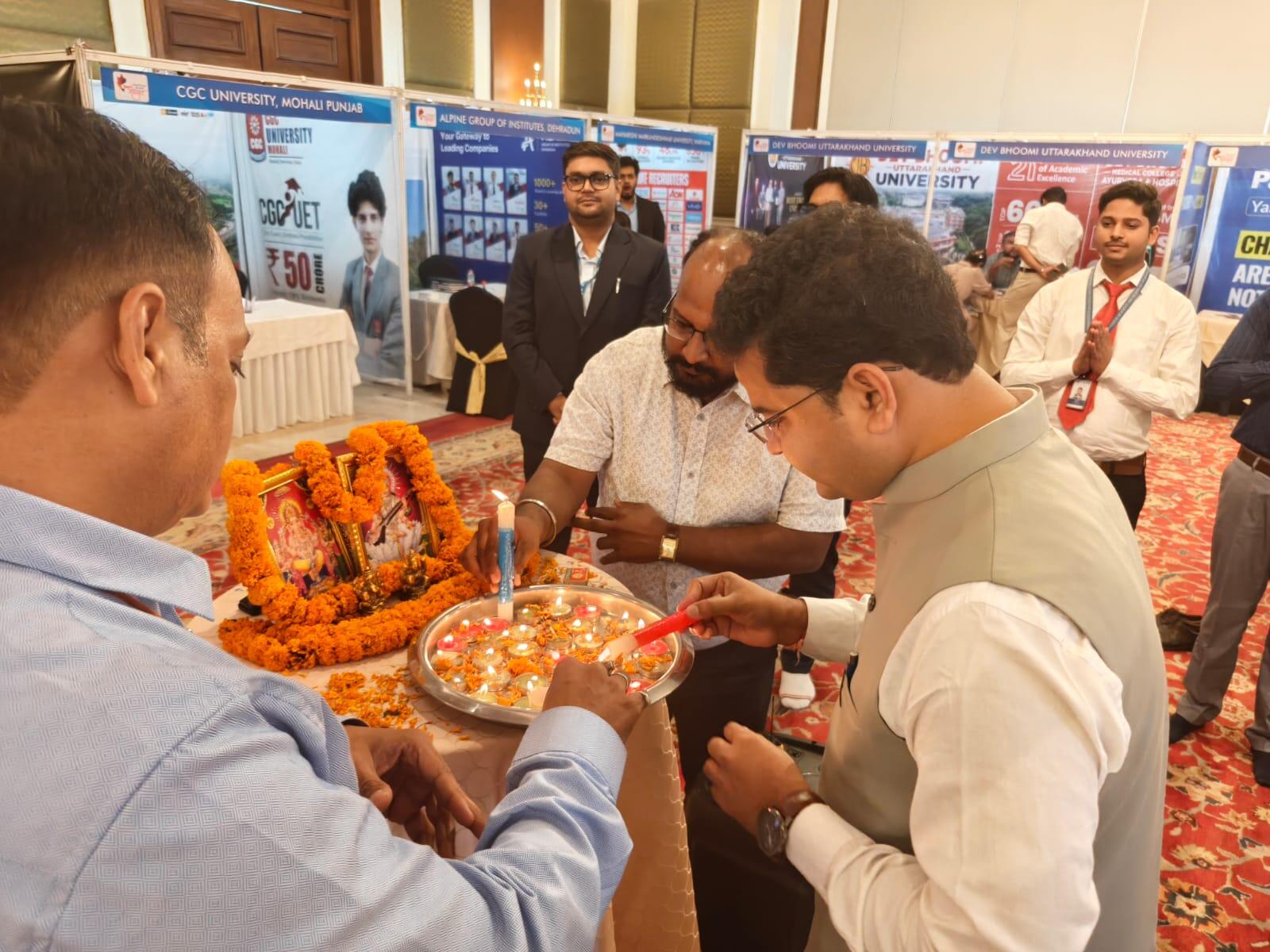 वाराणसी के होटल ताज गंगेज में आयोजित शिक्षा महोत्सव 2026 में मेधावी छात्रों को द्रोणा अर्जुन अवॉर्ड और शिक्षकों को सम्मानित किया गया। कार्यक्रम में करियर गाइडेंस और निःशुल्क काउंसलिंग का आयोजन हुआ।