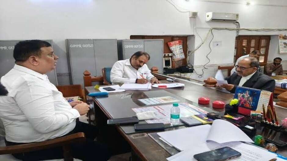 गोरखपुर-फैजाबाद शिक्षक सीट पर नामांकन प्रक्रिया तेज, दो दिन में 21 उम्मीदवारों ने लिए 50 सेट पर्चे