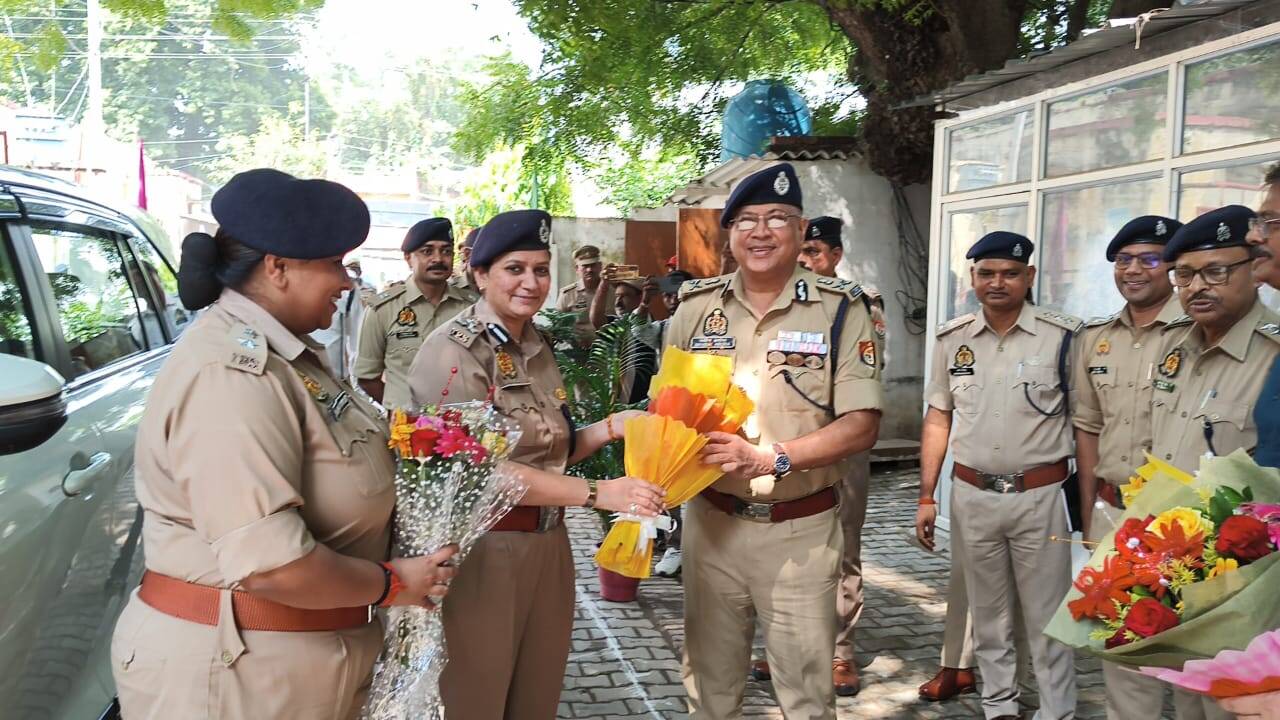 मीरजापुर पहुंचे ADG जोन वाराणसी नवीन अरोड़ा, PAC कैंप से पुलिस कार्यालय तक किया निरीक्षण मीरजापुर। ADG जोन वाराणसी नवीन अरोड़ा का मीरजापुर में प्रथम आगमन हुआ। जनपद पहुंचने पर उन्होंने 39वीं PAC बटालियन का निरीक्षण किया और पुलिस लाइन व पुलिस अधीक्षक कार्यालय की विभिन्न शाखाओं की व्यवस्थाओं का जायजा लिया। इस दौरान अधिकारियों के साथ कानून-व्यवस्था और पुलिसिंग को लेकर समीक्षा बैठक भी की गई। ADG जोन ने सबसे पहले 39वीं PAC बटालियन पहुंचकर गार्ड ऑफ ऑनर की सलामी ली। इसके बाद PAC परिसर की व्यवस्थाओं का निरीक्षण करते हुए संबंधित अधिकारियों को आवश्यक दिशा-निर्देश दिए। उन्होंने पुलिसकर्मियों से संबंधित व्यवस्थाओं और सुविधाओं की जानकारी भी ली। इसके बाद नवीन अरोड़ा ने पुलिस लाइन मीरजापुर का निरीक्षण किया। उन्होंने विभिन्न शाखाओं, कार्यालयों और अन्य व्यवस्थाओं का जायजा लिया। इस दौरान कार्यालयों में रखे रजिस्टर, अभिलेख और दस्तावेजों के रखरखाव की स्थिति की जांच की गई। संबंधित अधिकारियों से अभिलेखों को नियमित रूप से अपडेट रखने और निर्धारित प्रक्रिया के अनुसार व्यवस्थित करने को कहा गया। निरीक्षण के दौरान पुलिस लाइन में साफ-सफाई, अनुशासन और अन्य व्यवस्थाओं पर भी ध्यान दिया गया। इसके बाद ADG जोन पुलिस अधीक्षक कार्यालय पहुंचे, जहां उन्होंने विभिन्न शाखाओं की कार्यप्रणाली, महत्वपूर्ण अभिलेखों, लंबित मामलों से संबंधित रिकॉर्ड और कार्यालयीय व्यवस्थाओं की जानकारी ली। निरीक्षण के बाद पुलिस लाइन स्थित मां विंध्यवासिनी सभागार में कानून-व्यवस्था को लेकर समीक्षा बैठक आयोजित हुई। इसमें जनपद के थाना प्रभारियों और शाखा प्रभारियों के साथ पुलिसिंग व्यवस्था, अभिलेखों के रखरखाव और सुरक्षा व्यवस्था से जुड़े विषयों पर चर्चा की गई। ADG जोन ने अधिकारियों को निर्देश दिया कि आम जनता की शिकायतों का गंभीरता से संज्ञान लेते हुए उनका समयबद्ध और गुणवत्तापूर्ण निस्तारण सुनिश्चित किया जाए। क्षेत्र में पुलिस की सक्रियता बनाए रखने तथा कानून-व्यवस्था से जुड़े मामलों में किसी भी प्रकार की लापरवाही न बरतने पर भी जोर दिया गया। इस दौरान DIG पूनम, पुलिस अधीक्षक मीरजापुर अपर्णा रजत, पुलिस अधीक्षक भदोही अभिनव त्यागी, SP नक्सल राजकुमार मीना, अपर पुलिस अधीक्षक नगर योगेंद्र सिंह समेत अन्य अधिकारी मौजूद रहे।