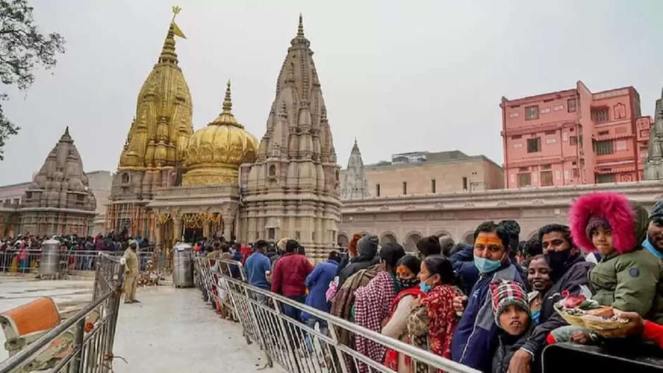 Mahashivratri 2023: काशी विश्वनाथ धाम में लागू होगी नई व्यवस्था, चार चरणों में होगी मंदिर की सुरक्षा शशांक मिश्र, अमर उजाला, वाराणसी Published by: किरन रौतेला Updated Sat, 28 Jan 2023 08:47 AM IST सार लेटेस्ट अपडेट्स के लिए फॉलो करें वाराणसी महाशिवरात्रि से पहले काशी विश्वनाथ के गर्भगृह और उसके आसपास की सुरक्षा व्यवस्था में भारी बदलाव किया जाएगा। केंद्रीय औद्योगिक सुरक्षा बल (सीआईएसएफ) ने प्रशासन और पुलिस के सुझावों पर मंथन के बाद काशी विश्वनाथ धाम की सुरक्षा की पुख्ता कार्ययोजना तैयार कर ली है। काशी विश्वनाथ मंदिर काशी विश्वनाथ मंदिर - फोटो : अमर उजाला Follow UsFollow on Google News विस्तार महाशिवरात्रि से पहले काशीपुराधिपति के गर्भगृह और उसके आसपास की सुरक्षा व्यवस्था बदल जाएगी। पुलिस के गर्भगृह तक जाने और विशिष्ट लोगों के दर्शन-पूजन कराने पर रोक लगाई जा सकती है। यह जिम्मेदारी मंदिर के कर्मचारी ही संभालेंगे। मंदिर प्रबंधन के लोग ही श्रद्धालुओं को कतारबद्ध कर गर्भगृह तक ले जाएंगे। अभी श्रद्धालुओं को जगह-जगह जांच से होकर गुजरना पड़ता है। कुछ पुलिस कर्मी दुर्व्यवहार भी करते हैं। मंदिर की सुरक्षा के लिए गठित हाई पावर कमेटी इस पर फरवरी के पहले सप्ताह तक मुहर लगा सकती है। केंद्रीय औद्योगिक सुरक्षा बल (सीआईएसएफ) ने प्रशासन और पुलिस के सुझावों पर मंथन के बाद काशी विश्वनाथ धाम की सुरक्षा की पुख्ता कार्ययोजना तैयार कर ली है। सीआईएसएफ ने सुरक्षा का जो खाका तैयार किया है, उसके मुताबिक, धाम की सुरक्षा चार चरणों की रहेगी । मुख्य द्वार से श्रद्धालुओं के बेरोकटोक आवागमन की व्यवस्था सुनिश्चित की जाएगी। काशी विश्वनाथ धाम के सभी प्रवेश मार्गों को अत्याधुनिक स्कैनर और डोर फ्रेम मेटल डिटेक्टर से लैस किया जाएगा। इसमें श्रद्धालु अपने सभी सामानों की जांच कराकर मंदिर परिसर में प्रवेश कर सकेंगे। मंदिर परिसर में गंगा घाट की सुरक्षा व्यवस्था में जल पुलिस और सेंट्रल रिजर्व पुलिस फोर्स (सीआरपीएफ) तैनात रहेगी। पुलिस कर्मियों को मंदिर परिसर में अलग-अलग स्थानों पर सुरक्षा की जिम्मेदारी दी जाएगी। मंदिर के सभी मुख्य द्वार पर भी पुलिस डोर फ्रेम मेटल डिटेक्टर और अत्याधुनिक जांच यंत्रों के साथ तैनात रहेगी। यहां जांच के बाद गर्भगृह के बाहर मंदिर प्रबंधन के कर्मचारी दर्शन पूजन की व्यवस्था संभालेंगे। यहां बता दें कि काशी विश्वनाथ मंदिर की नई सुरक्षा व्यवस्था के लिए गृह मंत्रालय ने सीआईएसएफ को जिम्मेदारी सौंपी है। सीआईएसएफ ने सर्वे और प्रशासन व पुलिस के सुझावों के अनुसार सुरक्षा की नई कार्ययोजना बनाई है। काशी विश्वनाथ धाम काशी विश्वनाथ धाम - फोटो : अमर उजाला मंदिर के बाहर ही दिखेगा सशस्त्र बल नई सुरक्षा योजना के अनुसार काशी विश्वनाथ मंदिर के अंदर सुरक्षा एजेंसी से जुड़े जवान बिना शस्त्र के दिखाई देंगे। शस्त्रधारी जवानों की ड्यूटी मंदिर परिसर के बाहर होगी। गर्भगृह और इसके आसपास सुरक्षा में तैनात कर्मचारी बिना वर्दी में होंगे। कतार आदि लगवाने के लिए भी मंदिर प्रबंधन के लोग ही रहेंगे। मंदिर के अंदर प्रतिबंधित रहेगा इलेक्ट्रानिक सामान काशी विश्वनाथ के गर्भगृह तक पहले की तरह इलेक्ट्रानिक सामानों पर प्रतिबंध जारी रहेगा। यहां श्रद्धालु केवल पूजन सामग्री के साथ ही प्रवेश कर पाएंगे। मोबाइल, पेन और इलेक्ट्रानिक सामानों को लेकर स्पष्ट आदेश नहीं होने के कारण मुख्य द्वार पर तैनात पुलिस कई बार श्रद्धालुओं को बाहर सामान रखने को कहती है। मगर, नए आदेश में श्रद्धालु सामान सहित धाम तक आएंगे और यहां बने यात्री सुविधा केंद्र में अपना सामान रख सकेंगे। काशी विश्वनाथ धाम में सजावट काशी विश्वनाथ धाम में सजावट - फोटो : अमर उजाला पिनाक भवन से होगा भीड़ का नियंत्रण काशी विश्वनाथ धाम की सुरक्षा के लिए तैयार पिनाक भवन पर तैनात पुलिस के अधिकारी सीसी कैमरे से निगरानी करेंगे। यहां से अधिकारी मंदिर प्रबंधन के कर्मचारियों से संपर्क करते हुए भीड़ नियंत्रण में भूमिका निभाएंगे। जिस द्वार पर श्रद्धालुओं की संख्या ज्यादा होगी, वहां से दूसरे द्वार पर भेजने की व्यवस्था बनेगी। मंदिर में प्रवेश के चार द्वार हैं। मंदिर के सभी द्वार पर समान संख्या में श्रद्धालु रहें, यह सुनिश्चित किया जाएगा। इससे दर्शन-पूजन में आसानी रहेगी। आपाधापी नहीं मचेगी। सुरक्षा से संबंधित प्रशासन और पुलिस के सुझाव सीआईएसएफ को भेज दिए गए हैं। महाशिवरात्रि से पहले नई व्यवस्था लागू हो सकती है। हाई पावर कमेटी के समक्ष जल्द ही मामला जाएगा। इसमें सुरक्षा की नई कार्ययोजना पर मुहर लगाई जा सकती है। कौशल राज शर्मा, मंडलायुक्त एक नजर में प्रतिदिन मंदिर आने वाले श्रद्धालु- 80 हजार से एक लाख विशेष अवसर पर श्रद्धालुओं की संख्या- दो से पांच लाख सुरक्षा में तैनात सुरक्षाकर्मी- 12 सौ मंदिर के द्वार की संख्या- चार