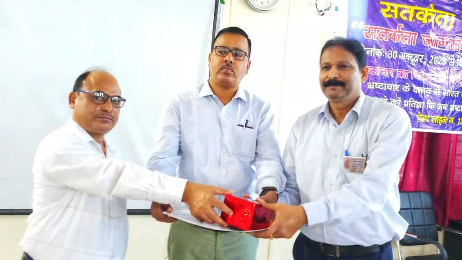 Varanasi News: वाराणसी पूर्वोत्तर रेलवे की नेक पहल, गाजीपुर में किया सतर्कता जागरूकता अभियान कार्यक्रम