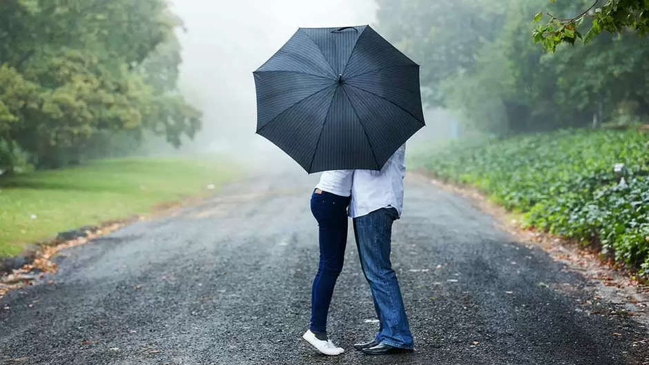 Weather Update: झमाझम बारिश के साथ पहाड़ों सी बहती ठंडी हवा ने मौसम को बनाया बेहद रोमांचक! ऐसे उठाए बारिश के मजे...