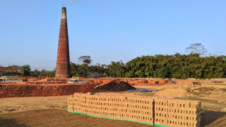 Chandauli News: चन्दौली में मानक को ताक पर रखकर किया जा रहा ईंट भट्ठा का संचालन, जिला प्रशासन मौन...
