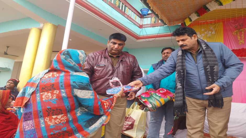 Chandauli News: सैयदराजा में असहायों की मदद को आगे आए समाजसेवी, गरीबों में वितरण किया 1000 कंबल