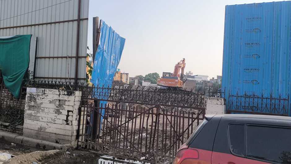 टकसाल सिनेमा पर नगर निगम की कार्रवाई, सड़क पर मलबा फैलाने पर लगा 4 हजार का जुर्माना