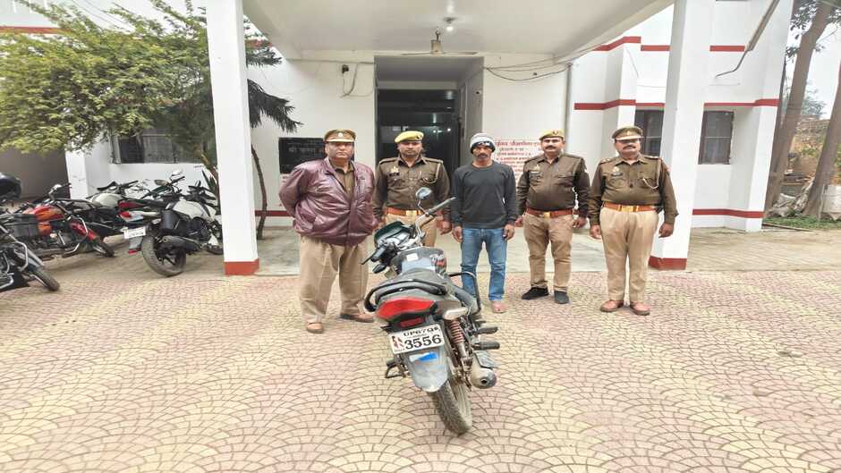 Chandauli News: थाना सैयदराजा पुलिस द्वारा चोरी की मोटरसाईकिल के साथ वांछित अभियुक्त गिरफ्तार