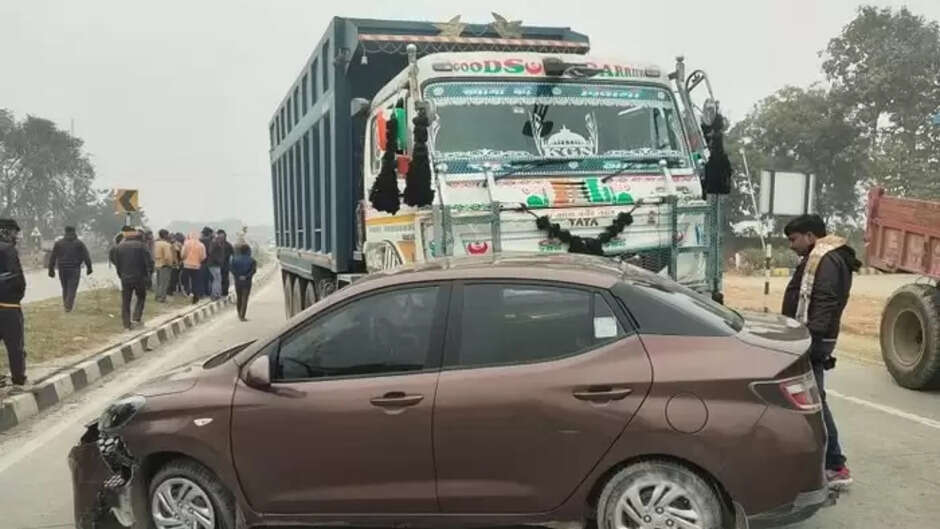 Varanasi news: ओवरटेक करने के चक्कर में डंपर ने कार को मारी टक्कर, कार सवारों की कांप गई रूह