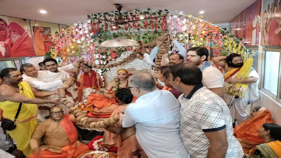 Varanasi News: चातुर्मास्य व्रत पूर्ण कर परमाराध्य शङ्कराचार्य जी महाराज के काशी पधारने पर भक्तों ने किया जोरदार स्वागत