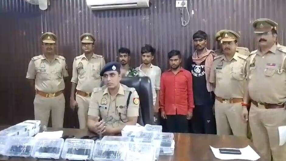 Chandauli News: चन्दौली पुलिस को मिली बड़ी सफलता, हाइवे पर खड़े वाहनों से चोरी करने वाले चार शातिर को किया गिरफ्तार