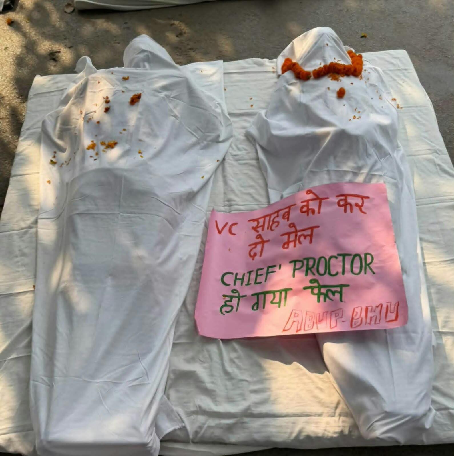 वाराणसी। काशी हिंदू विश्वविद्यालय (BHU) में प्रॉक्टर और विश्वविद्यालय प्रशासन की कार्यप्रणाली के विरोध में ABVP कार्यकर्ताओं का अनिश्चितकालीन धरना लगातार जारी है।