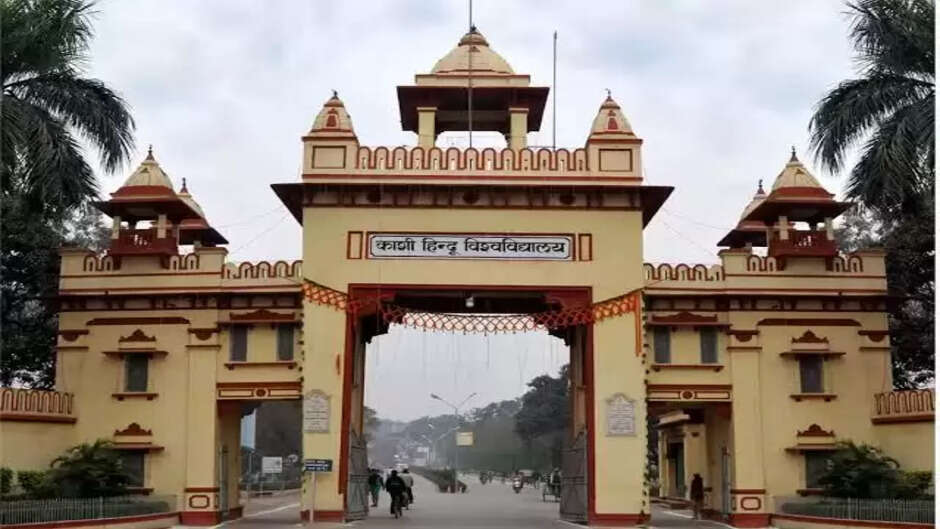 Varanasi News: Students living outside while in office