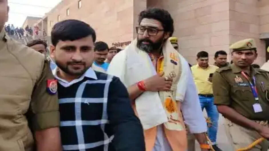 Abhishek Bachchan reached Kashi, attended the court of Baba Vishwanath, said to the fans - Har Har Mahadev!