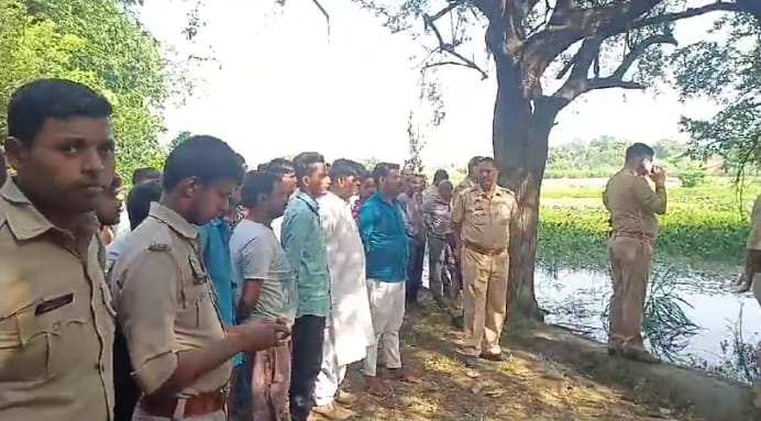 Chandauli news: सैयदराजा में पानी भरे गढ्ढे में मिला अज्ञात युवक का शव, क्षेत्र में फैली सनसनी