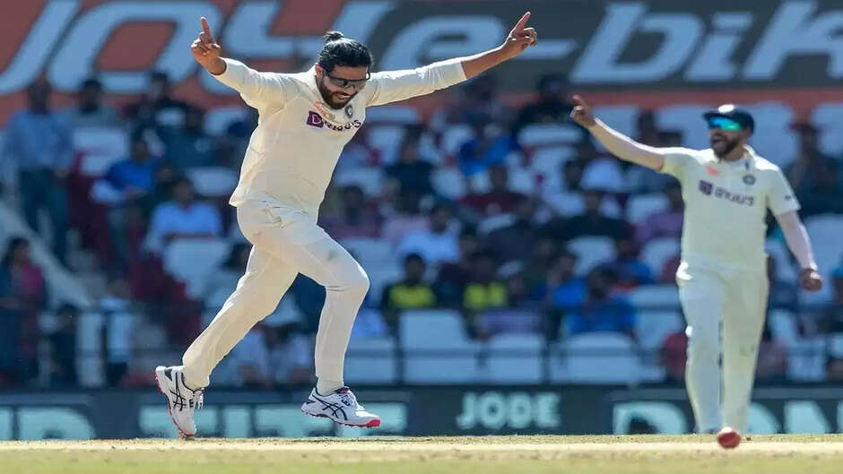 बॉर्डर-गावस्कर ट्रॉफी के पहले टेस्ट में टीम इंडिया की बड़ी जीत हुई है। नागपुर में हुए इस मैच में भारत ने तीन ही दिन में पारी और 132 रन से ऑस्ट्रेलिया को मात दे दी है। दूसरी पारी में रविचंद्रन अश्विन और रवींद्र जडेजा की जोड़ी के आगे ऑस्ट्रेलिया ने पूरी तरह से सरेंडर कर दिया। 4 टेस्ट मैच की सीरीज में अब टीम इंडिया 1-0 से आगे हो गई है। ऑस्ट्रेलिया की टीम ने पहली पारी में 177 रन ही बनाए थे, तब रवींद्र जडेजा ने पांच विकेट लिए थे। जवाब में टीम इंडिया ने अपनी पहली पारी में 400 रन बना डाले। भारत की ओर से कप्तान रोहित शर्मा ने 120, अक्षर पटेल ने 84 और रवींद्र जडेजा ने 70 रनों की पारी खेली। पहली पारी में भारत को 223 रनों की बढ़त मिली। लेकिन टीम इंडिया ने जैसे ही दूसरी पारी में बॉलिंग शुरू की, कंगारू टीम ने घुटने टेक दिए। रविचंद्रन अश्विन और रवींद्र जडेजा की जोड़ी ने पूरी तरह से ऑस्ट्रेलिया की बल्लेबाजी को तहस-नहस कर दिया। स्पिन अटैक को लेकर ऑस्ट्रेलिया के मन में जो हौवा था, वह बिल्कुल सही साबित हुआ और सिर्फ 3 दिन में टीम इंडिया ने यह मैच जीत लिया। भारत ने पहली पारी में 400 रन बनाए थे। ऑस्ट्रेलियाई कप्तान पैट कमिंस ने अक्षर पटेल को क्लीन बोल्ड कर भारत की पारी समाप्त किया था। अक्षर पटेल ने 174 गेंद में 84 रन बनाए थे। अक्षर पटेल के बेहतरीन पारी के चलते भारत ने 223 रन की बढ़त ले ली है। नागपुर की पिच में स्पिन गेंदबाजों को काफी मदद मिल रही है और यह बढ़त निर्णायक साबित हो सकती है। भारत की पारी खत्म होने के साथ ही अंपायरों ने लंच का एलान कर दिया था। ऑस्ट्रेलिया ने टॉस जीतकर पहले बल्लेबाजी का फैसला किया, लेकिन कंगारू बल्लेबाज पूरी तरह फेल रहे। मार्नस लाबुशेन (49 रन) और स्टीव स्मिथ (37 रन) ने थोड़ी कोशिश की, लेकिन ये दोनों भी कुछ खास नहीं कर पाए। ऑस्ट्रेलिया की पहली पारी 177 रन पर सिमट गई। जडेजा ने पांच और अश्विन ने तीन विकेट लिए। इसके जवाब में भारत ने शानदार शुरुआत की। पहले कप्तान रोहित ने शतक लगाया। इसके बाद रवींद्र जडेजा ने 70 और अक्षर पटेल ने 84 रन की पारी खेली। मोहम्मद शमी ने भी 37 रन बनाए और भारत का स्कोर 400 रन तक पहुंचा दिया। ऑस्ट्रेलिया के लिए टॉड मर्फी ने सात और पैट कमिंस ने दो विकेट लिए।