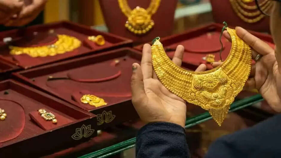 अगर आप भी सोना, चांदी या फिर इसके गहने खरीदना चाहते हैं तो आपके लिए जरूरी खबर है। सोने और चांदी के दाम में एकबार फिर तेजी दर्ज की गई है। सोना चढ़कर 61000 प्रति 10 ग्राम के पार पहुंच गया है, जबकि चांदी उछलकर और चांदी 72500 रुपये प्रति किलो के करीब आ गई है। इस कारोबारी हफ्ते के पहले दिन सोमवार को सोना (Gold Price Update) सोना 244 रुपये प्रति 10 ग्राम की दर से महंगा होकर 61208 रुपये प्रति किलो के स्तर पर बंद हुआ। जबकि उससे पहले पिछले कारोबारी शुक्रवार को सोना (Gold Price) 621 रुपये प्रति 10 ग्राम की दर से सस्ता 60964 रुपये प्रति 10 ग्राम के स्तर पर बंद हुआ था। सोमवार को सोने के साथ-साथ चांदी की कीमत में भी तेजी दर्ज की गई। सोमवार को चांदी 415 रुपये की तेजी के साथ 72455 रुपये प्रति किलो पर बंद हुई। जबकि शु्क्रवार को चांदी 2695 रुपये सस्ता होकर 72040 रुपये प्रति किलो पर बंद हुई थी। 14 से 24 कैरेट सोना का ताजा भाव इसके बाद 24 कैरेट वाला सोना 244 रुपया महंगा होकर 61208 रुपये, 23 कैरेट वाला सोना 243 रुपया महंगा होकर 60963 रुपये, 22 कैरेट वाला सोना 234 रुपया महंगा होकर 56067 रुपये, 18 कैरेट वाला सोना 183 रुपया महंगा होकर 45906 रुपये और 14 कैरेट वाला सोना 144 रुपया महंगा होकर 35807 रुपये प्रति 10 ग्राम के स्तर पर कारोबार कर रहा है। आपको बता दें कि एमसीएक्स और अंतरराष्ट्रीय बाजार के सोना और चांदी के रेट बिना टैक्स के होते हैं, इसलिए देश के बाजारों के रेट से में अंतर दिखता है। ऑलटाइम हाई से सोना 400 रुपये तो चांदी 7500 रुपये सस्ती इसके बाद सोना अपने ऑलटाइम हाई से 438 रुपये प्रति 10 ग्राम सस्ता बिक रहा है। आपको बता दें कि सोना ने 13 अप्रैल 2023 में अपना ऑलटाइम हाई बनाया था। उस दिन सोना 60880 रुपये प्रति दस ग्राम के स्तर तक चला गया था। वहीं चांदी अभी भी अपने उच्चतम स्तर से करीब 7525 रुपये प्रति किलो की दर से सस्ता मिल रहा था। चांदी का अबतक का उच्चतम स्तर 79980 रुपये प्रति किलो है। मिस कॉल देकर ऐसे जानें सोने का लेटेस्ट प्राइस 22 कैरेट और 18 कैरेट गोल्ड जूलरी के खुदरा रेट जानने के लिए 8955664433 पर मिस्ड कॉल दे सकते हैं। कुछ ही देर में एसएमएस (SMS) के जरिए रेट्स मिल जाएंगे। इसके साथ ही लगातार अपडेट्स की जानकारी के लिए www.ibja.co या ibjarates.com पर देख सकते हैं।