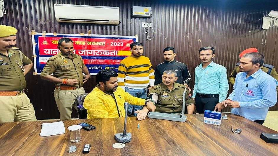 Chandauli News: चन्दौली में यातायात पुलिस कर्मियों का स्वास्थ्य परीक्षण कराकर यातायात माह का समापन