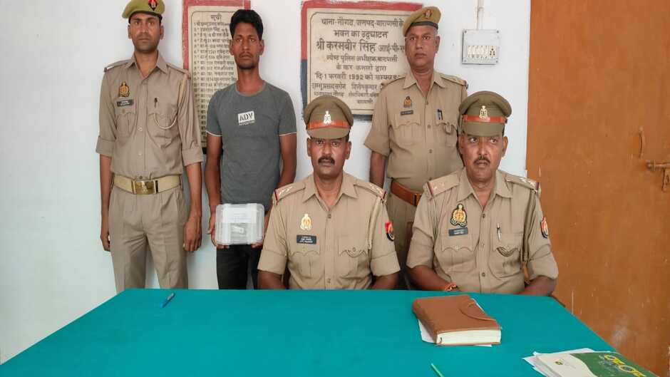 Chandauli News: पशु तस्करी का वांछित अभियुक्त अवैध तमंचा व कारतूस सहित गिरफ्तार