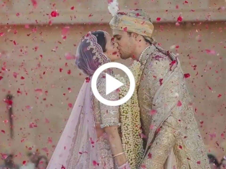 Sidharth Kiara Marriage Kiss Video: किराया आडवाणी ने वरमाला डालते ही सिद्धार्थ को किया Kiss, देखते ही रह गए बाराती