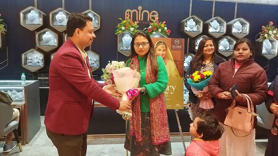 Varanasi News: वाराणसी में सिगरा स्थित मालाबार गोल्ड एंड डायमंड शो रूम में आर्टिस्ट्स शो का शुभारंभ