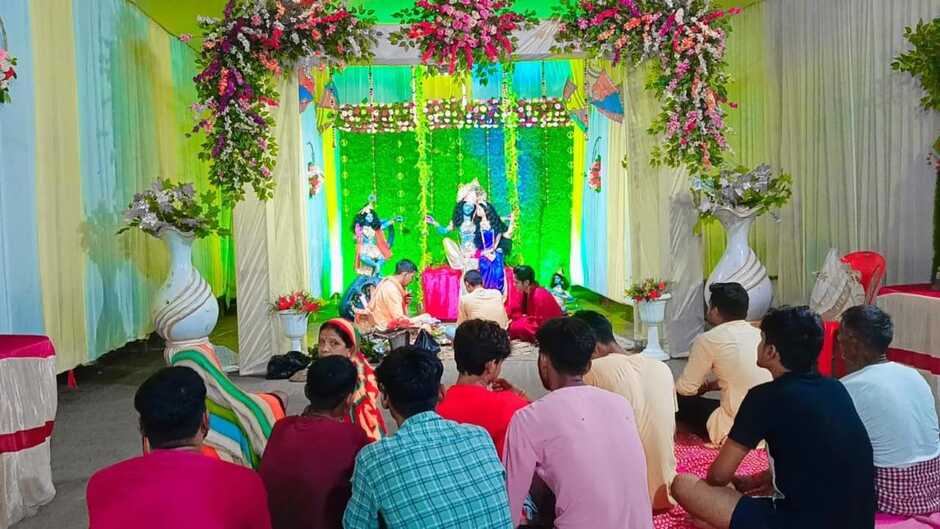 - उपवास रखकर महिलाओं-युवतियों ने की पूजा