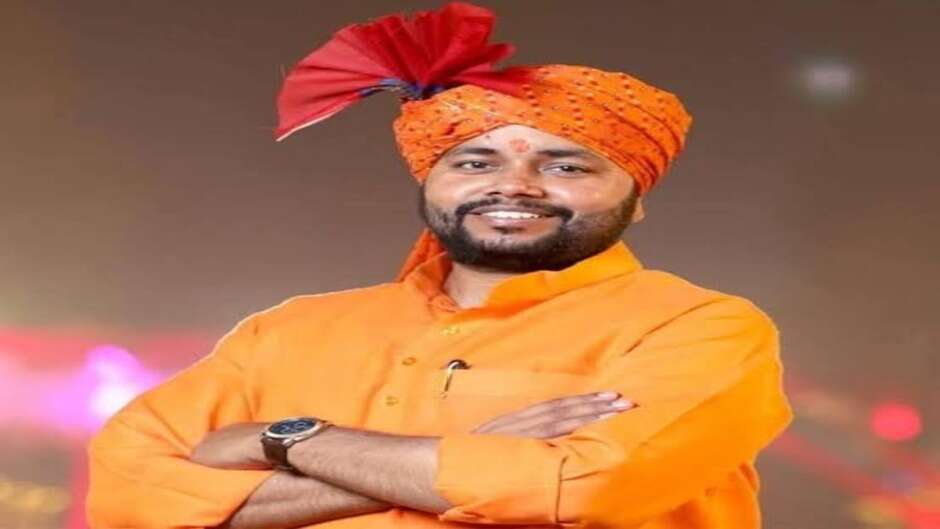 संगठनात्मक गतिविधियों से लेकर सामाजिक सरोकारों तक लगातार सक्रिय रहने वाले अम्बरीष सिंह &lsquo;भोला&rsquo; की सार्वजनिक भूमिका पिछले कुछ वर्षों में वाराणसी के सामाजिक और संगठनात्मक क्षेत्र में दिखाई देती रही है। हिन्दू युवा वाहिनी से जुड़े दायित्वों के साथ उन्होंने विभिन्न सामाजिक कार्यक्रमों में भागीदारी की है। वहीं वाराणसी विकास प्राधिकरण (वीडीए) की बोर्ड संरचना में सदस्य के रूप में भी उनका नाम दर्ज है।  अम्बरीष सिंह भोला का संगठनात्मक जुड़ाव विशेष रूप से हिन्दू युवा वाहिनी से रहा है। वर्ष 2022 की एक रिपोर्ट में उन्हें हिन्दू युवा वाहिनी वाराणसी मंडल प्रभारी के रूप में उल्लेखित किया गया था। उस दौरान संगठन की वार्ड और मंडल स्तर की गतिविधियों तथा जनसंपर्क अभियानों में उनकी भूमिका की जानकारी सामने आई थी।  सामाजिक गतिविधियों की बात करें तो वर्ष 2026 में वाराणसी के मैदागिन क्षेत्र में गर्मी के दौरान निशुल्क प्याऊ की शुरुआत से जुड़े कार्यक्रम में भी अम्बरीष सिंह भोला की मौजूदगी रही। इस पहल का आयोजन त्रिशक्ति सेवा फाउंडेशन और हिन्दू युवा वाहिनी से जुड़े कार्यकर्ताओं की ओर से किया गया था। इसी तरह जून 2026 में आयोजित स्वैच्छिक रक्तदान शिविर में भी उन्हें संगठनात्मक नेतृत्व की भूमिका में बताया गया।  सार्वजनिक जीवन में उनकी भूमिका का एक अन्य पक्ष वाराणसी विकास प्राधिकरण से जुड़ाव है। वीडीए की आधिकारिक वेबसाइट पर अम्बरीष कुमार सिंह (भोला) को बोर्ड सदस्य के रूप में सूचीबद्ध किया गया है। मार्च 2025 की वीडीए की आधिकारिक प्रेस विज्ञप्ति में भी उन्हें विकास प्राधिकरण बोर्ड के सदस्य के रूप में कार्यक्रम में उपस्थित बताया गया है।  जनसेवा से जुड़े कार्यक्रमों में धार्मिक-सामाजिक आयोजनों में उनकी भागीदारी भी सामने आती रही है। वाराणसी में आयोजित विभिन्न आयोजनों में वे मुख्य अतिथि या संगठनात्मक प्रतिनिधि के रूप में शामिल हुए हैं। इन गतिविधियों से उनके सार्वजनिक जीवन का एक ऐसा पक्ष सामने आता है जिसमें संगठनात्मक दायित्वों के साथ सामाजिक कार्यक्रमों में सक्रिय भागीदारी दिखाई देती है।