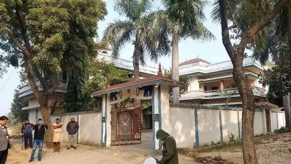 Azamgarh news: DM ने जारी किया था आदेश, पूर्व मंत्री का आलीशान मकान कुर्क