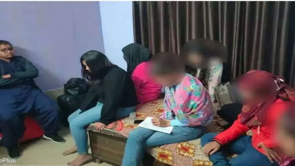 Sex racket running in beauty parlor busted! Husband and wife used to deal with girls by telling them Russian ...