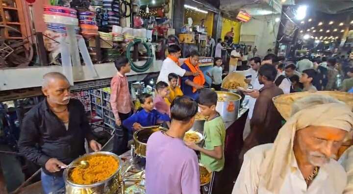 इसके बाद विधि-विधान से आरती और रामचरितमानस पाठ का आयोजन हुआ। धार्मिक अनुष्ठान के उपरांत श्रद्धालुओं के लिए विशाल भंडारे का आयोजन किया गया, जिसमें बड़ी संख्या में लोगों ने प्रसाद ग्रहण किया।