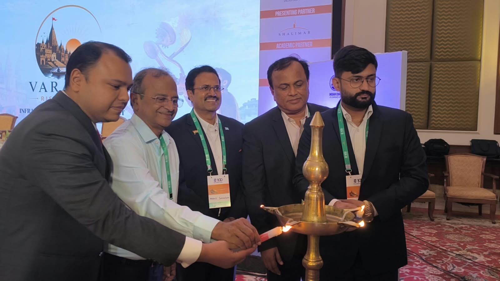 समिट में वक्ताओं ने कहा कि वाराणसी में बढ़ती आबादी, पर्यटन और निवेश की संभावनाओं को देखते हुए शहर की प्लानिंग को भविष्य की जरूरतों के अनुरूप तैयार करना जरूरी है। बेहतर टाउन प्लानिंग, मजबूत इंफ्रास्ट्रक्चर और सुगम कनेक्टिविटी के साथ आधुनिक सुविधाओं का विस्तार हो, लेकिन काशी की ऐतिहासिक पहचान भी सुरक्षित रहे, इस पर विशेष जोर दिया गया।