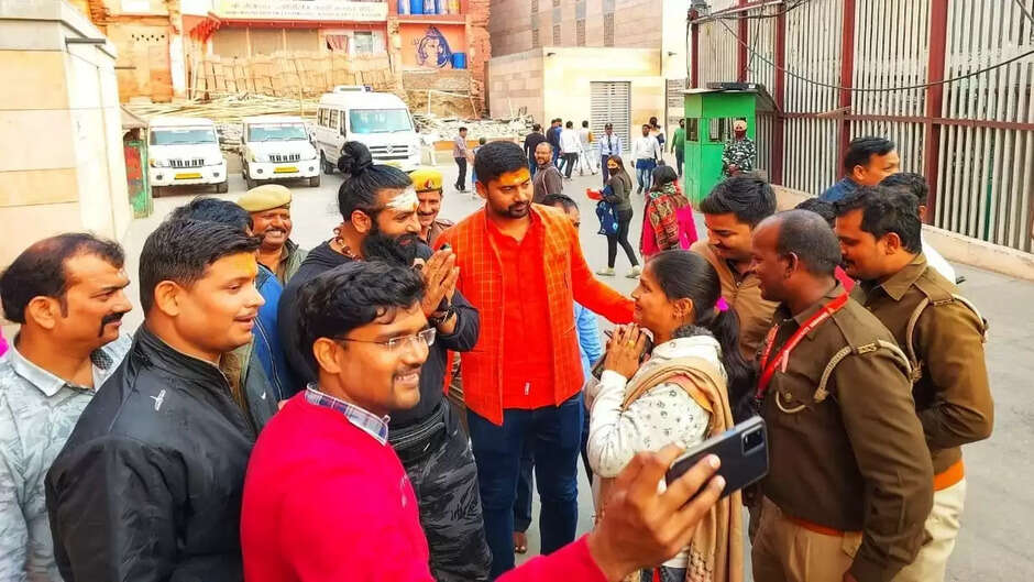 WWE के 'वीर महान' पहुँचे वाराणसी, काशी विश्वनाथ धाम में टेका माथा, fans में सेल्फी की मची होड़