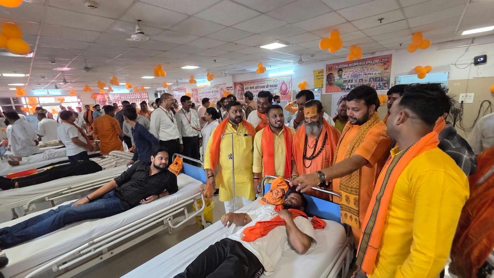 इसी तरह जून 2026 में आयोजित स्वैच्छिक रक्तदान शिविर में भी उन्हें संगठनात्मक नेतृत्व की भूमिका में बताया गया।